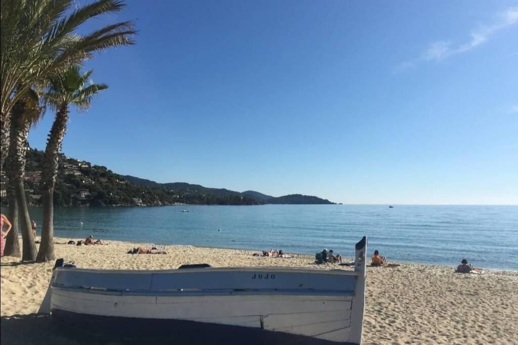 Au Petit Bonheur Vue Mer, Parking, 400M Plage เลอลาวองดูว์ ภายนอก รูปภาพ